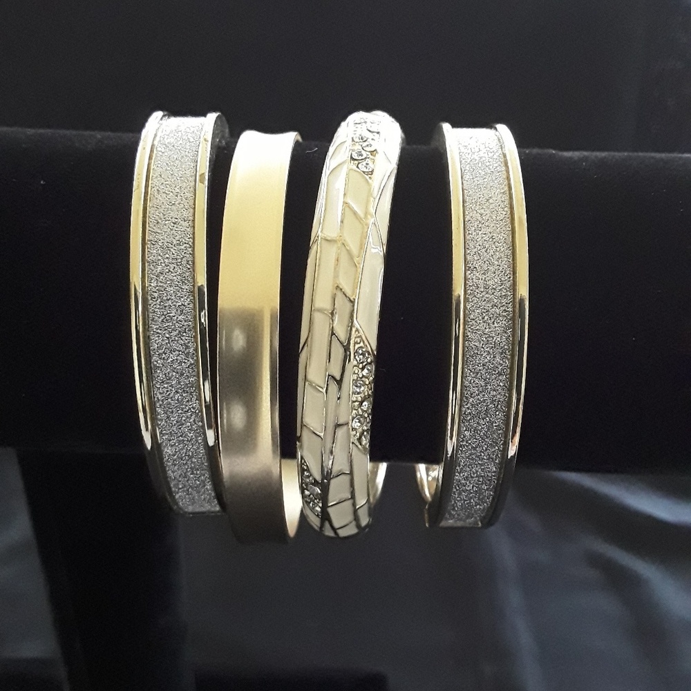 For bracelets in gold tone